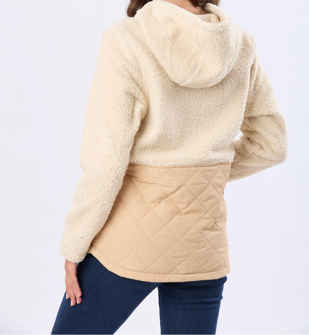Campera sherpa combinada con capucha